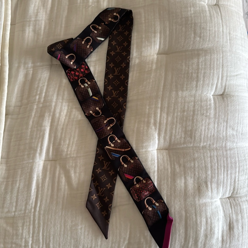 LOUIS VUITTON
Black/Multicolor Silk Tribute To Speedy BB Bandeau Scarf